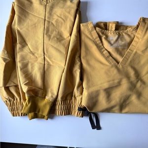 Figs Women's Scrub Set in Limited Edition Yellow Gold M Petite